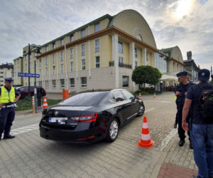Wyjazd parlamentarzystów PiS na naradę do hotelu w Ożarowie Mazowieckim