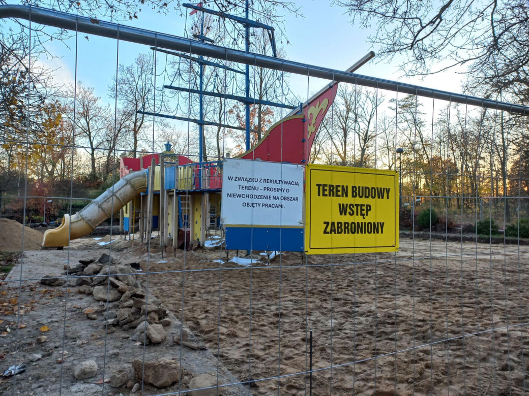 ​Statek dla dzieci w Parku Tysiąclecia w Lesznie odzyska dawny blask. Wymienią stare elementy placu zabaw, dołożą nowe