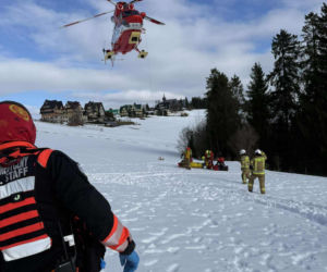 Koszmarny wypadek na stoku narciarskim na Podhalu. Mężczyzna uderzył w drzewo i wpadł do potoku