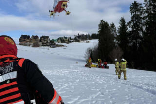 Koszmarny wypadek na stoku narciarskim na Podhalu. Mężczyzna uderzył w drzewo i wpadł do potoku