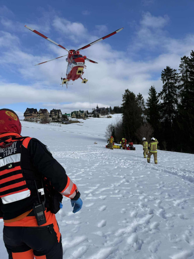 Koszmarny wypadek na stoku narciarskim na Podhalu. Mężczyzna uderzył w drzewo i wpadł do potoku