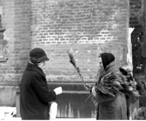Handel palmami przed kościołem, 1931 rok