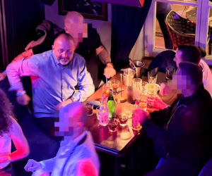 Posłowie Bartosz Romowicz i Piotr Górnikiewicz po wieczornym głosowaniu przyjechali do klubu Piano Bar