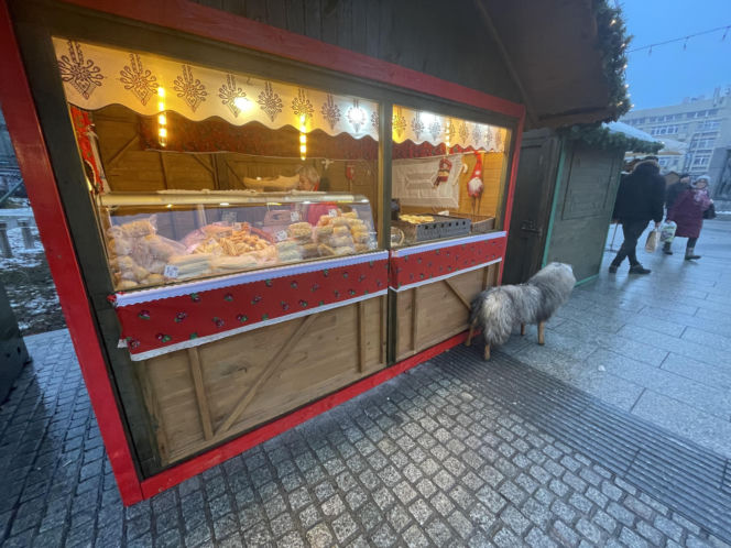 Pokémony, różowe gofry i zaskakujące różnice w cenach. Porównaliśmy łódzkie jarmarki