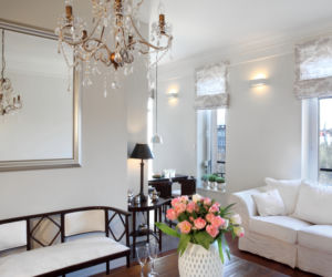 Biały apartament w starej kamienicy