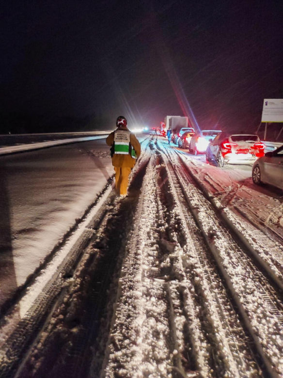 Ostróda w centrum śnieżycy. Burmistrz nocą ratował ludzi. Kierowcy nocowali w urzędzie
