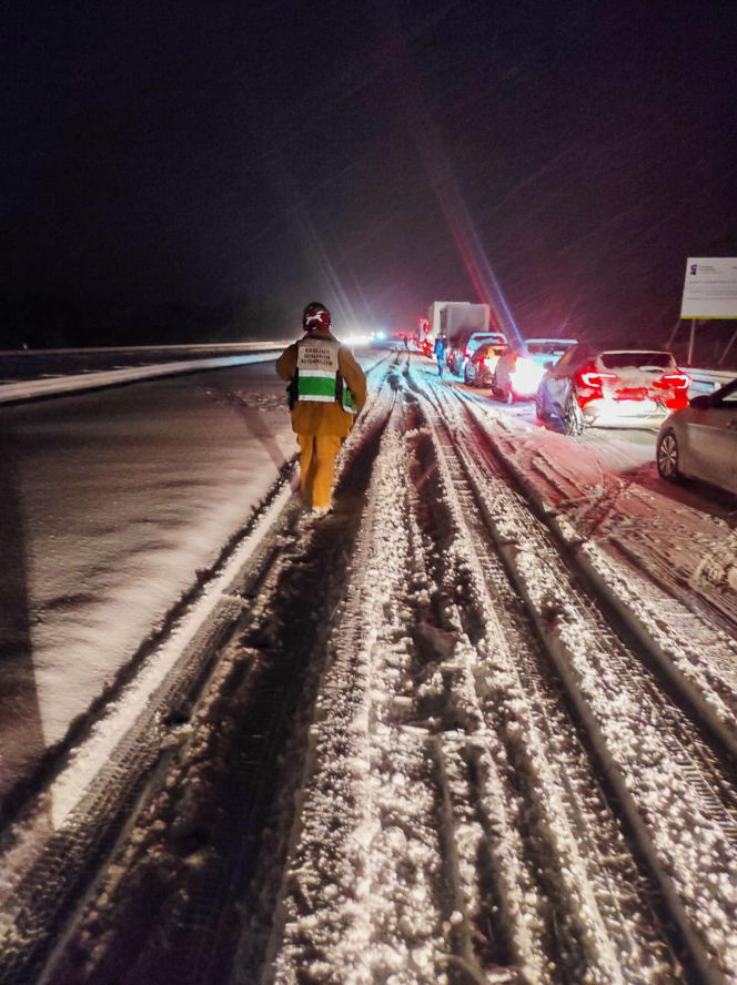 Ostróda w centrum śnieżycy. Burmistrz nocą ratował ludzi. Kierowcy nocowali w urzędzie