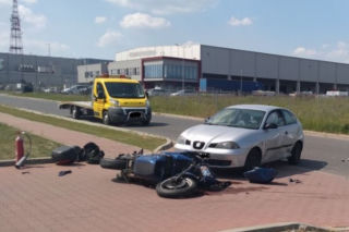 Radomsko. O włos od tragedii na ul. Stolarzy. Osobówka uderzyła w motocyklistę, kiedy ją wyprzedzał. 38-latek w szpitalu