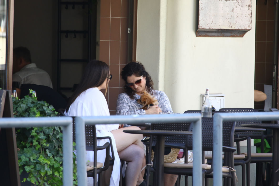 Była posłanka PiS z córką w restauracji. Całuje psa