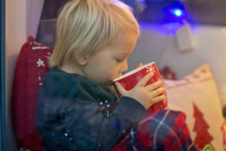 Co dawać dziecku zimą do picia? Pediatra ma kilka propozycji