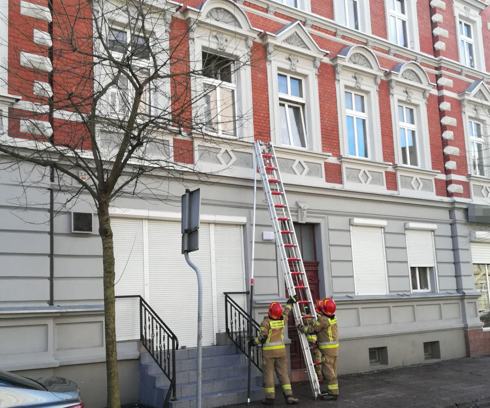 Bydgoszcz. Kobieta z dwójką dzieci była uwięziona w mieszkaniu! Błagała o pomoc [ZDJĘCIA]