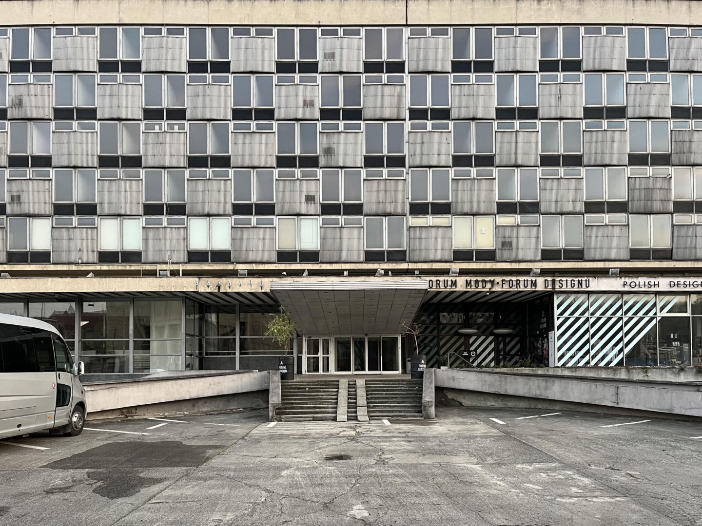 Hotel Cracovia w Krakowie się sypie