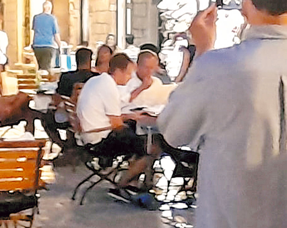 Tusk co miesiąc ma wakacje