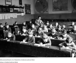 Zobaczcie, jak wyglądały lekcje w krakowskich szkołach prawie 100 lat temu! [ARCHIWALNE ZDJĘCIA]