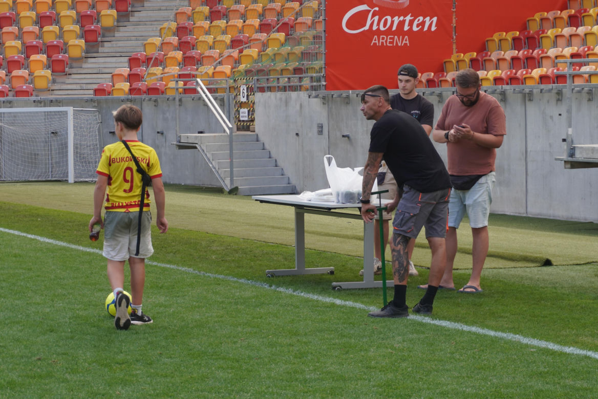 Pożegnianie Murawy na Chorten Arenie. Jagiellonia Białystok rozdaje boisko swoim kibicom