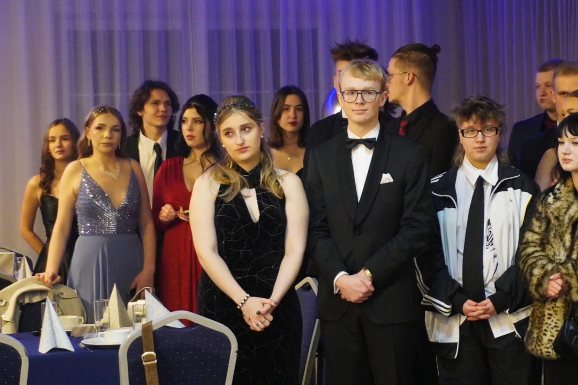 Dwa polonezy na studniówce bydgoskiej Handlówki. W jednym pomogli nauczyciele