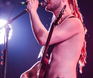 Skrupulatnie wyreżyserowany groteskowy spektakl okraszony nutą surrealizmu – Avatar zawładną Warszawą [RELACJA]