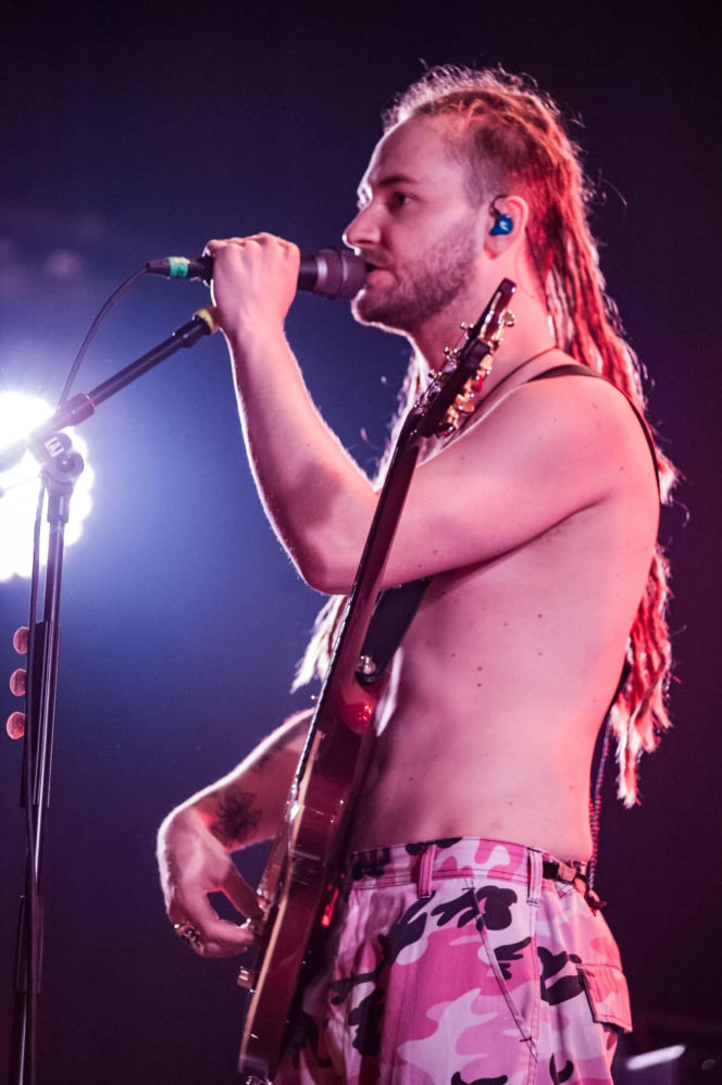 Skrupulatnie wyreżyserowany groteskowy spektakl okraszony nutą surrealizmu – Avatar zawładną Warszawą [RELACJA]