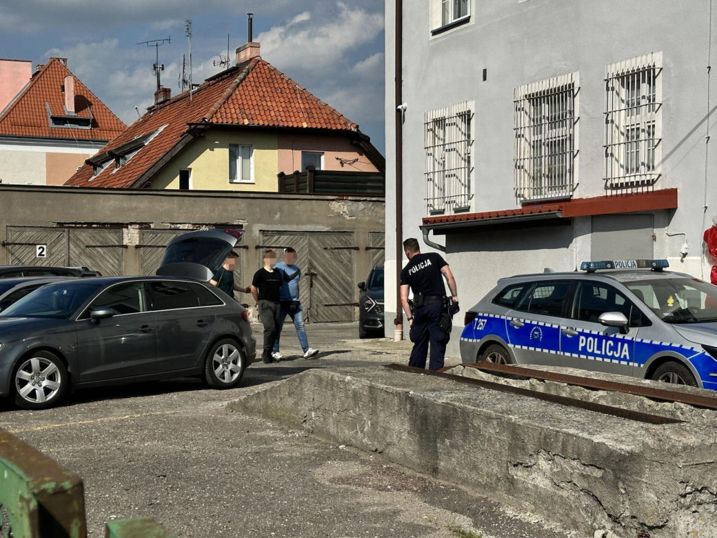Dramat w parku w Pasłęku. Dwóch nastolatków ugodzonych noże