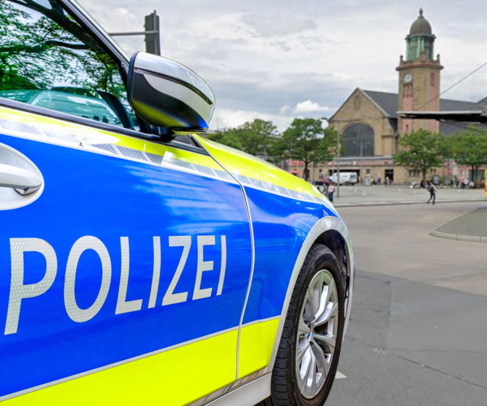 Radiowóz niemieckiej policji z napisem Polizei na tle dworca kolejowego w Hagen. O incydencie przeczytasz na SE.