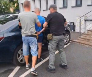 Zignorował sądowy zakaz zbliżania się do rodziny. Usłyszał aż 15 zarzutów