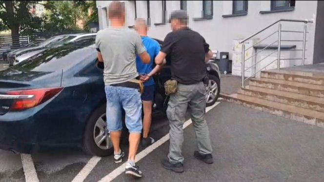 Zignorował sądowy zakaz zbliżania się do rodziny. Usłyszał aż 15 zarzutów