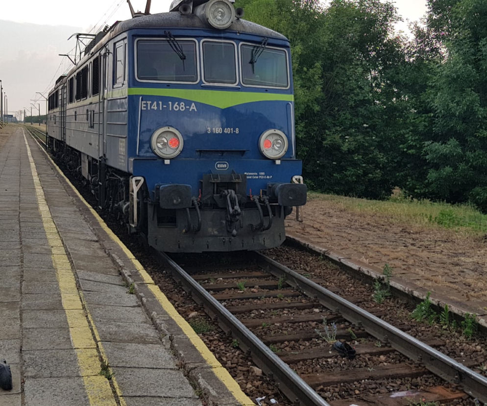 Piekoszów: Kompletnie pijany na torach potrącony przez pociąg! Wezwali na pomoc... księdza!