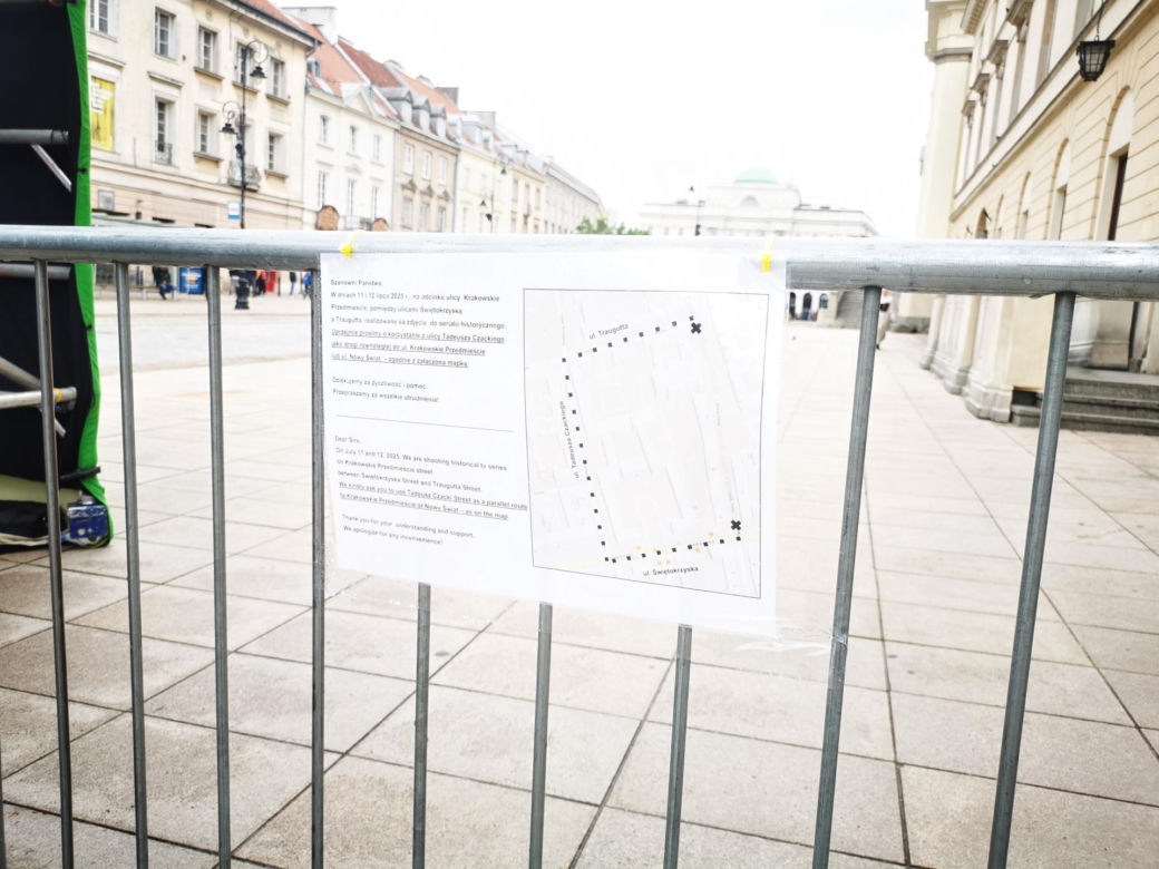 Co się dzieje na Krakowskim Przedmieściu w Warszawie? Rosyjskie napisy na ulicach