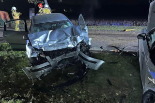 Poważny wypadek na Dolnym Śląsku! Samochody zderzyły się z ciągnikiem, są ranni
