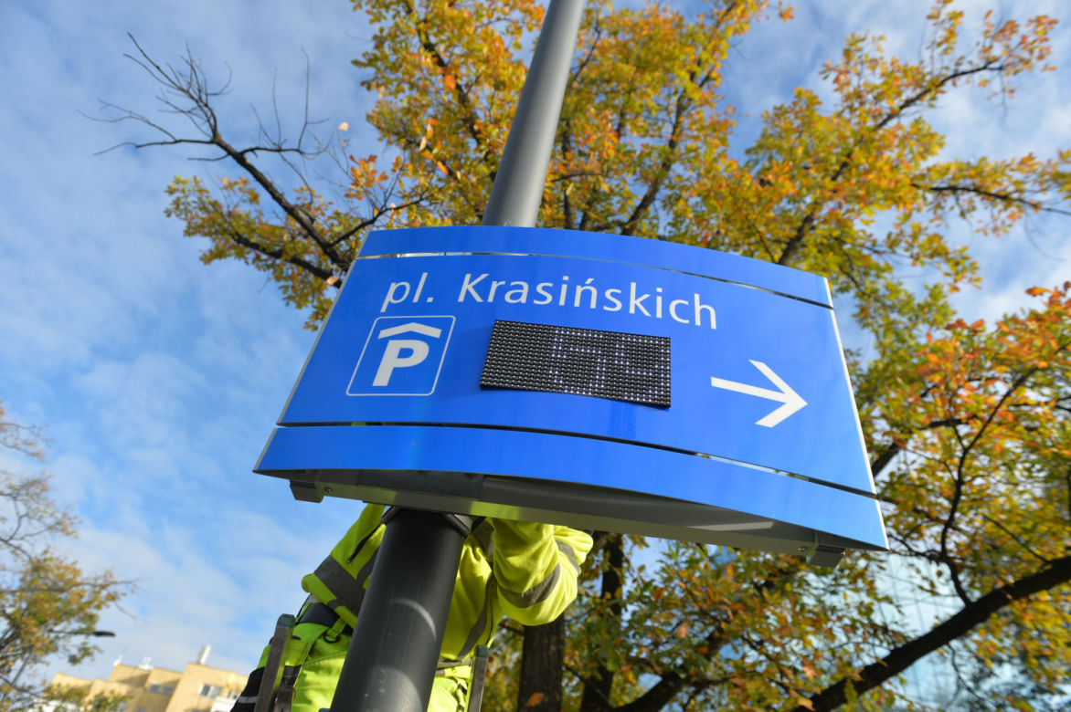 Tablice elektroniczne na placu Krasińskich