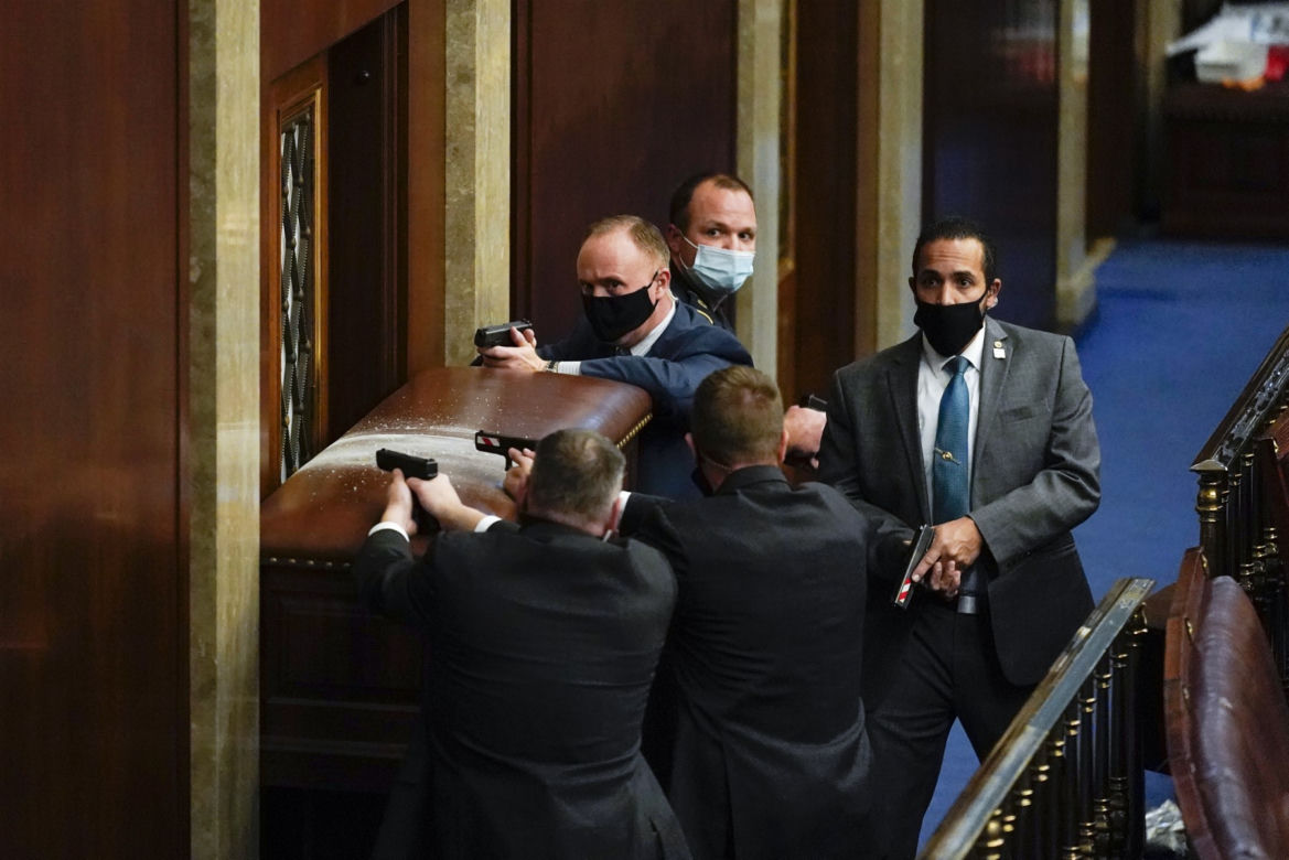 Rewolucja w USA! zwolennicy Trumpa odbili Kapitol, są OFIARY