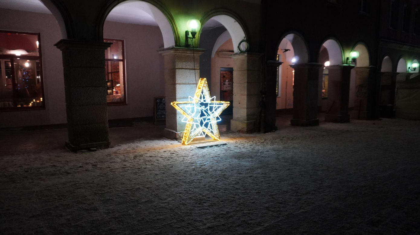 Świąteczne iluminacje w Olsztynie zachwycają. Prawdziwą „gwiazdą” jest choinka na starówce [ZDJĘCIA]