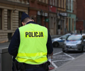 Policjant rozbił auto i uciekł. Koledzy znaleźli go pijanego w domu