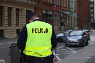 Policjant rozbił auto i uciekł. Koledzy znaleźli go pijanego w domu