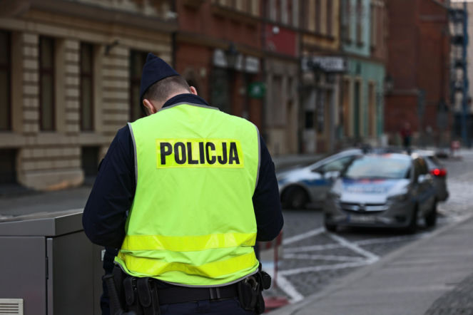 Policjant rozbił auto i uciekł. Koledzy znaleźli go pijanego w domu