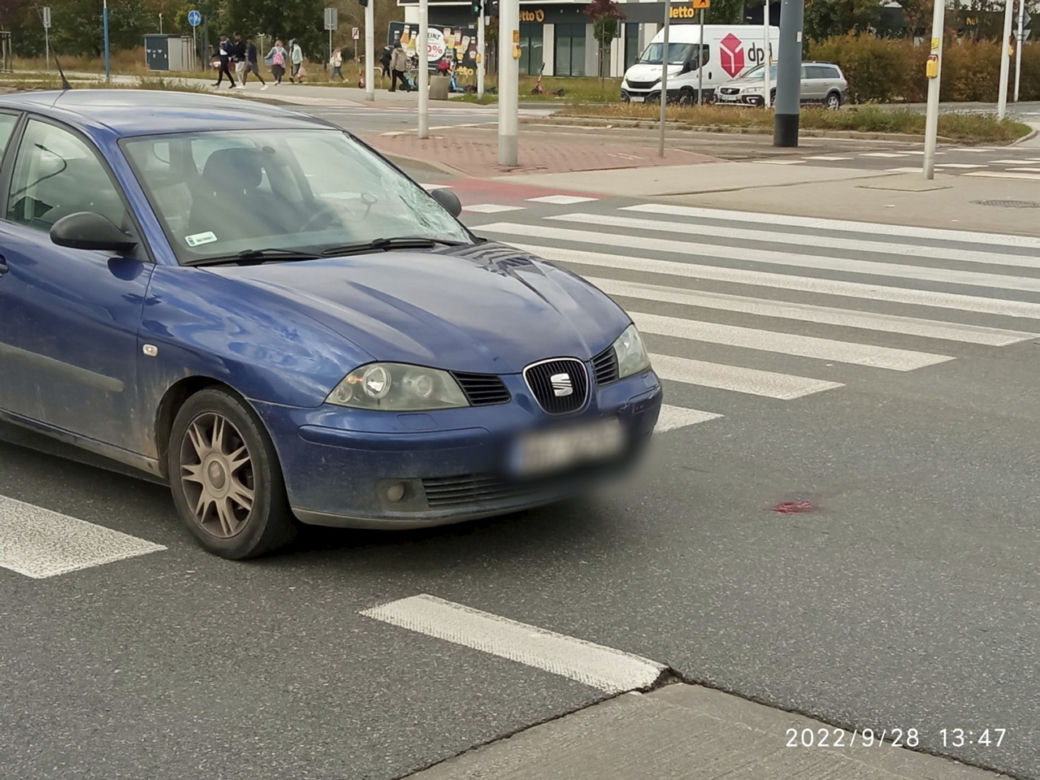 Warszawa. Seat huknął w rowerzystkę na Białołęce. Kobieta trafiła do szpitala!