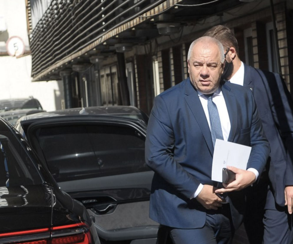 Jakim samochodem jeździ Jacek Sasin
