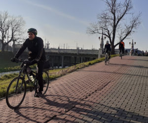 Lubelscy rowerzyści wyruszyli. Pokonają 103 kilometry w 103. rocznicę odzyskania niepodległości [GALERIA]