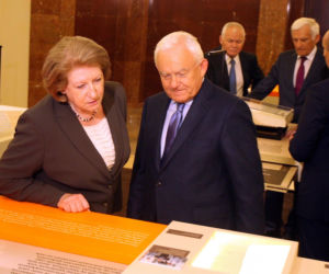 Była pierwszą kobietą na stanowisku premiera III RP. Już po roku złożyła dymisję