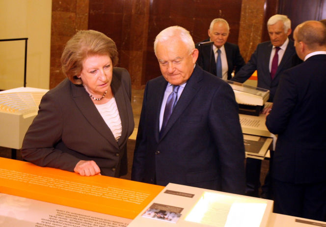 Była pierwszą kobietą na stanowisku premiera III RP. Już po roku złożyła dymisję