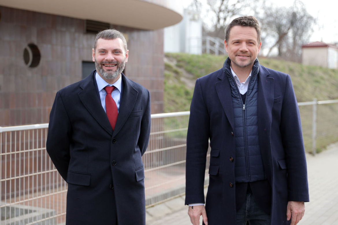 Rafał Trzaskowski spełnił niecodzienną prośbę uczniów. Pisał im usprawiedliwienia w pociągu!