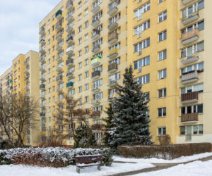 Blok z wielkiej płyty przy Marsylskiej 3 w Warszawie