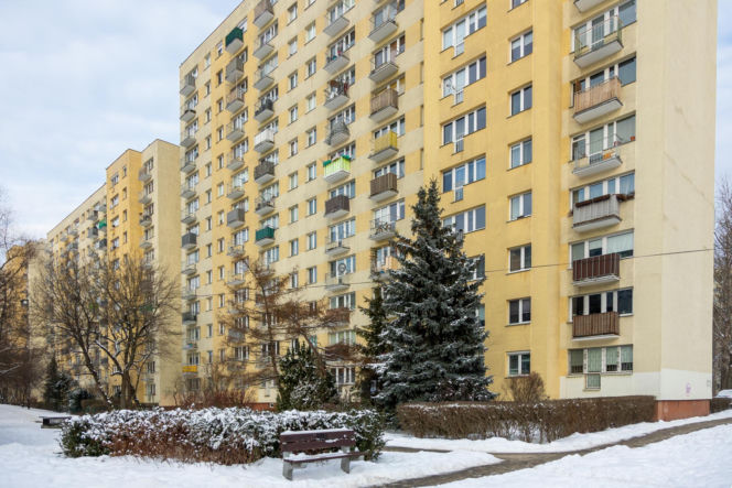 Blok z wielkiej płyty przy Marsylskiej 3 w Warszawie