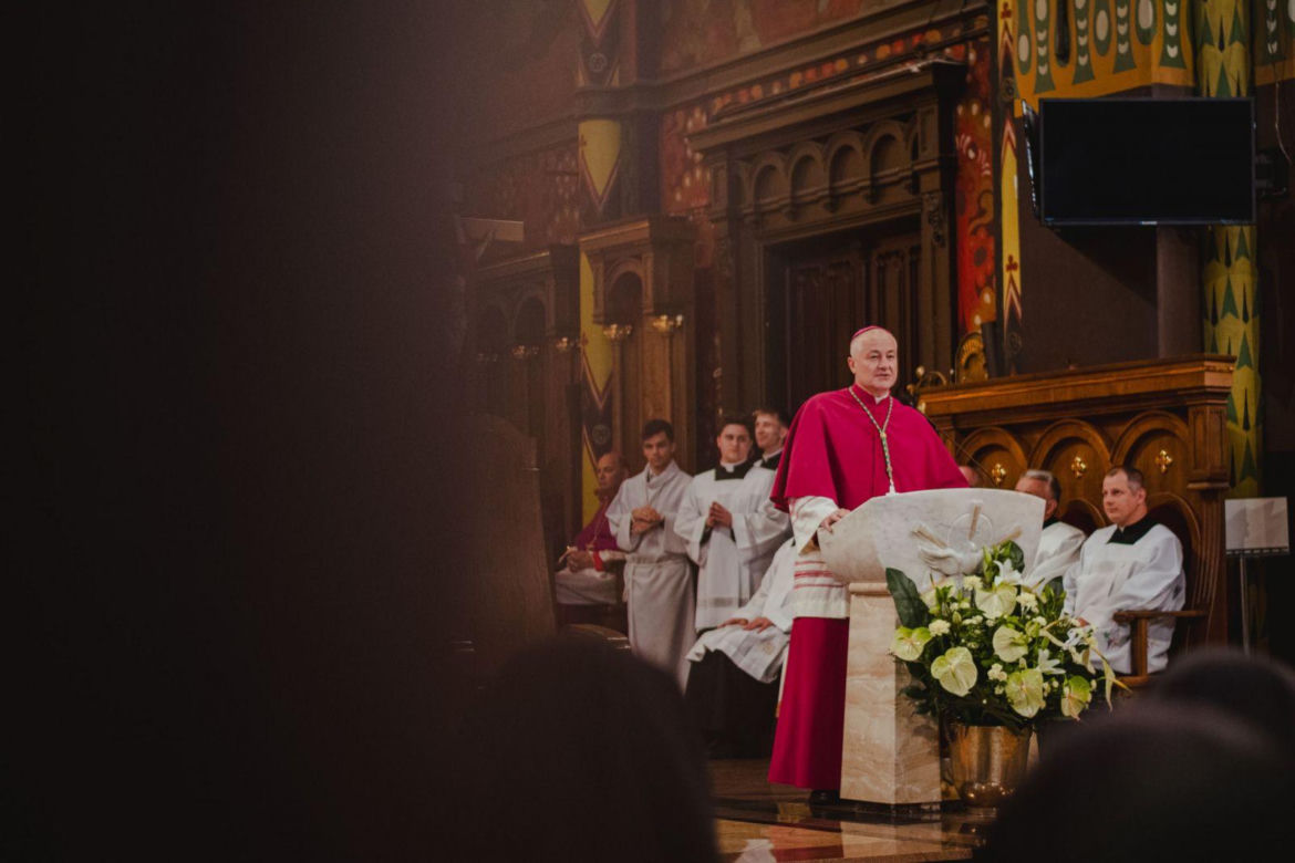 Kanoniczne objęcie diecezji sosnowieckiej przez bp. Artura Ważnego. "Dał się poznać jako odważny"