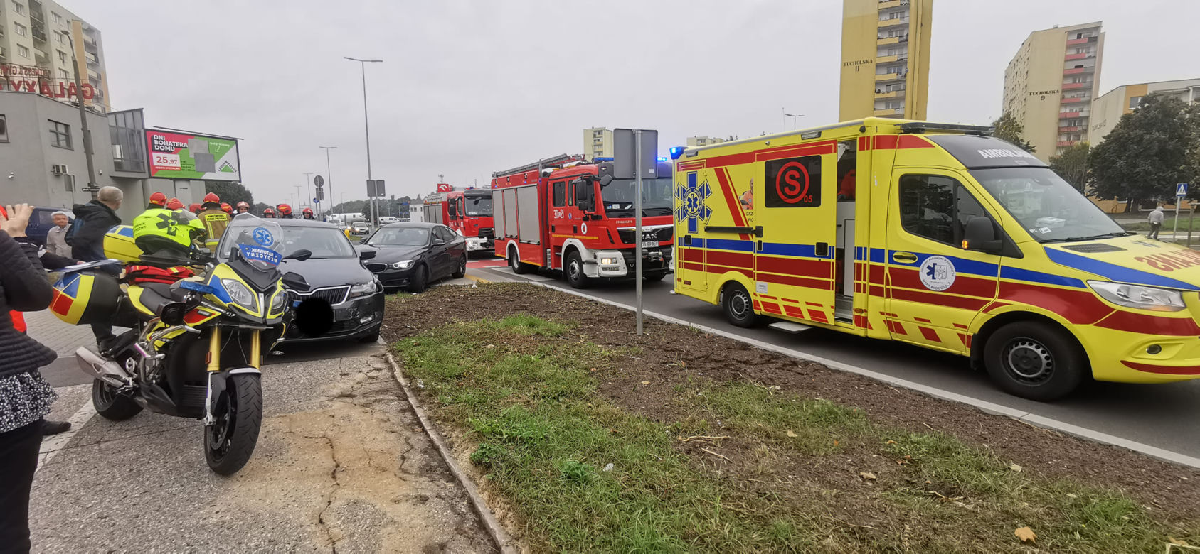 Wypadek na rondzie Kujawskim! Nieoznakowany radiowóz zderzył się z osobówką 