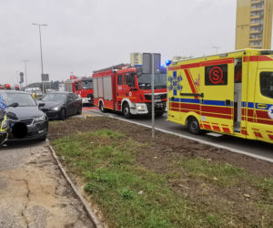 Wypadek na rondzie Kujawskim! Nieoznakowany radiowóz zderzył się z osobówką 