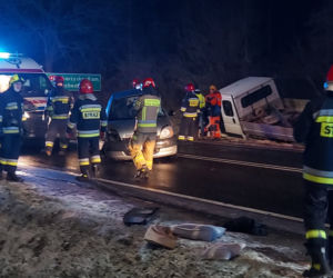PILNE: Zablokowana droga nr 42. Zderzenie dwóch osobówek i dostawczego busa