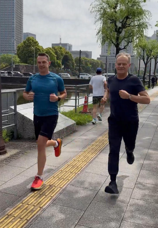 Tusk biega po Tokio