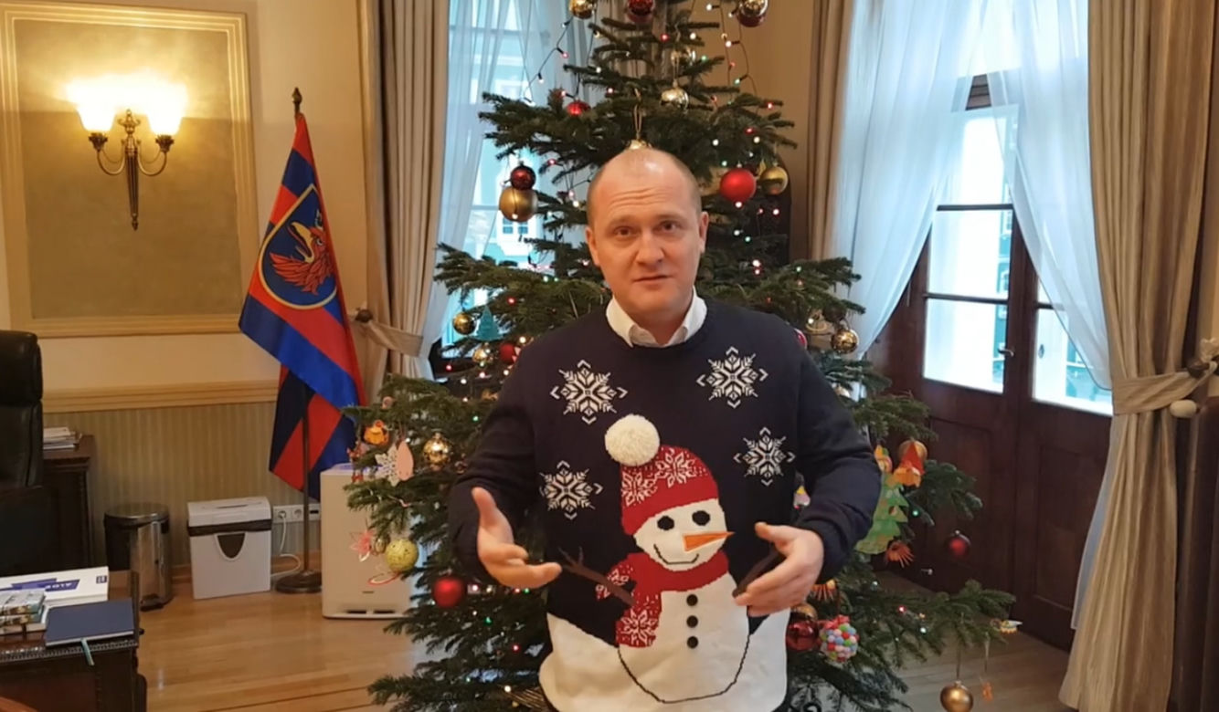 Świąteczny sweter prezydenta Szczecina w 2016 roku