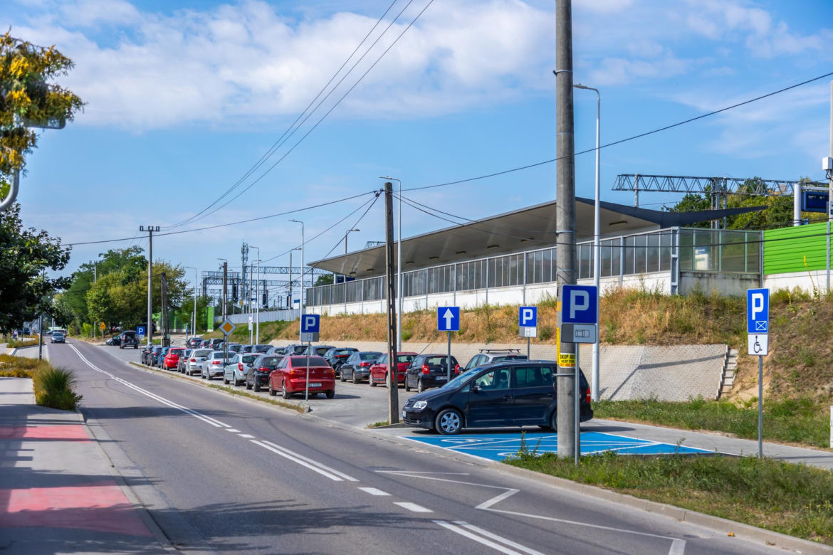 Nowy parking przy stacji kolejowej w Zielonce